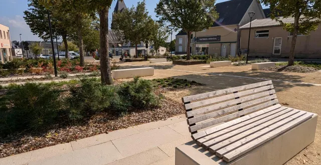 photo  la place lhuissier, à connerré.  &copy;  dr 