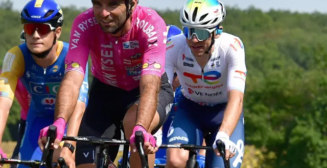 photo  samuel leroux a terminé au chaud dans le peloton une première étape qui reliait sauzé-entre-bois à la genétouze.  &copy;  co - marie delage 
