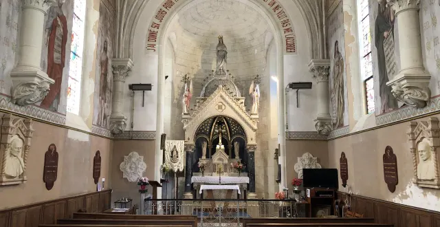photo  l’intérieur de notre-dame-de-la-salette à la bohalle.  &copy;  co – emmanuel poupard 
