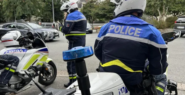 photo  une douzaine de policiers ont mené une opération de contrôles routiers, mardi 26 août, sur la place andré-leroy à angers.  &copy;  co 