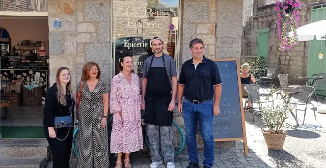 photo  floryne leprovost (cci), fabienne guenanten (cci), catherine meunier, conseillère départementale et régionale, mathieu louis gérant de la boutique et jérôme nury, député.  &copy;  ouest-france 