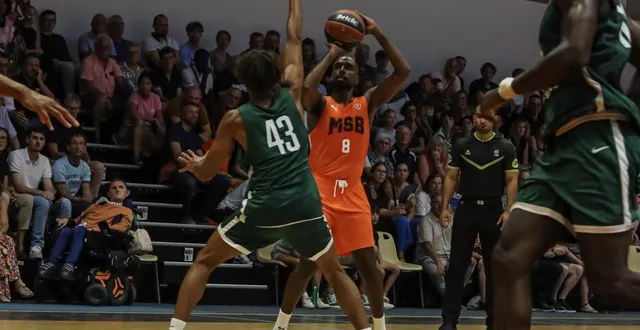 photo  johnny berhanemeskel (en orange) a terminé meilleur marqueur du match avec 24 unités au compteur.  &copy;  le maine libre 