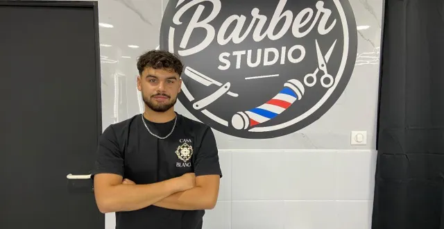photo  hier, rayan tadrist-laloué a ouvert les portes de r-cut barber studio, au 25 de la rue billy. un salon résolument moderne, blanc et noir, entièrement dédié aux hommes. y sont assurés : coupes de cheveux, entretien des barbes et vente de produits. enthousiaste et passionné par son métier, rayan tadrist-laloué souhaite participer avec son « barber shop » à la dynamisation commerciale de la ville.  &copy;  ouest-france 