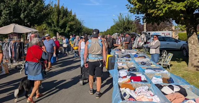 photo  la brocante des rillettes joyeuses reste une des plus importantes du sud de la sarthe.  &copy;  ouest-france 