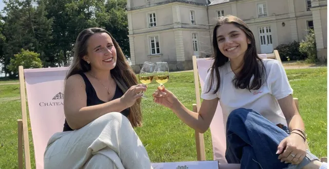 photo  chloe milcendeau, caviste conseil et léa rexand, chargée de la garden party.  &copy;  co 