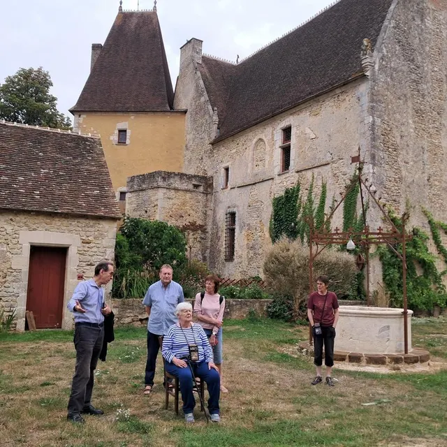 photo avec en arrière plan le logis, philippe favre, (à gauche), présente à ses hôtes les communs conventuels.  ©  ouest-france