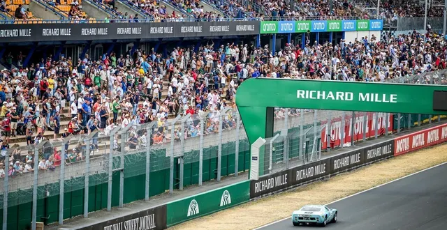 photo  évènement majeur en sarthe, le mans classic rassemble un grand nombre de touristes français et internationaux.  &copy;  le maine libre - yvon loué 
