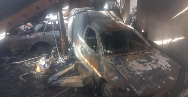 photo  candé, le 27 août 2025. un incendie a ravagé un ancien garage de 100 m².  &copy;  co 