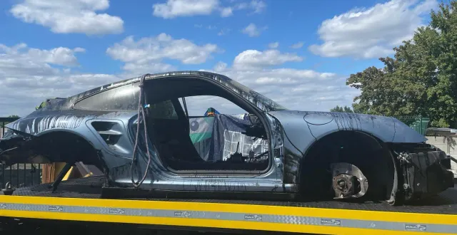 photo  la porsche, entièrement désossée, a été remorquée.  &copy;  co - franck de brito 