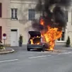 photo le feu a complètement détruit la voiture, sans faire de blessés.
