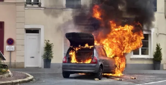 photo  le feu a complètement détruit la voiture, sans faire de blessés.  &copy;  le maine libre 