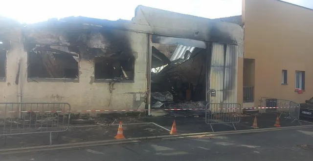 photo  candé, le 27 août 2025. un incendie a ravagé ancien atelier, qui abritait des voitures, et un petit logement, route de loiré  &copy;  co. 