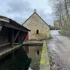 photo la source de saint-quentin, à saint-maixent (sarthe), qui alimente le lavoir est protégée par une petite chapelle.
