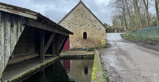 photo  la source de saint-quentin, à saint-maixent (sarthe), qui alimente le lavoir est protégée par une petite chapelle.  &copy;  yanne boloh 