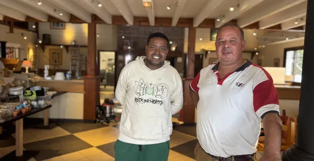 photo  christophe hamel (à droite) aux côtés de wilson bigot, chef de salle, vont ouvrir un restaurant dans l’ancien courtepaille à cerisé (orne).  &copy;  ouest-france 