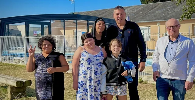photo  lors de la fin du séjour à gouville-sur-mer, au premier rang à partir de la gauche : zora, ninon, djanelle et guy van aerden, membre du lions club. au second rang : ilyes et thierry castel, membre du lions club.  &copy;  lions club 