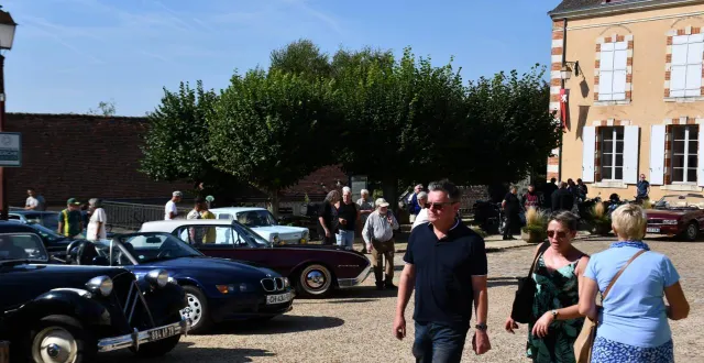 photo  beaucoup de monde en ce dimanche matin pour admirer les belles mécaniques.  &copy;  le maine libre 