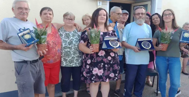 photo  deux concours en tête à tête, avec trois boules, se sont terminés à la société de boule de fort les abeilles samedi 23 août. le concours hommes a rassemblé 32 joueurs, le concours femmes 12 joueuses. résultats : patrick roger a battu jean-noël bouvier par 12 points à 11, anaïs gautier a battu solène le dorge par 12 points à 6.  &copy;  co 