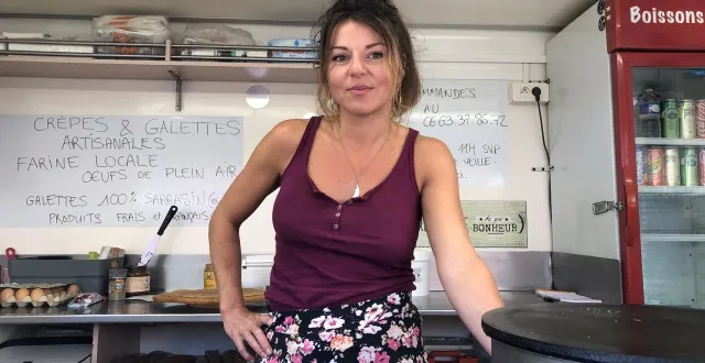 photo  anaïs duval fait des crêpes et galettes au marché d’alençon.  &copy;  ouest-france 