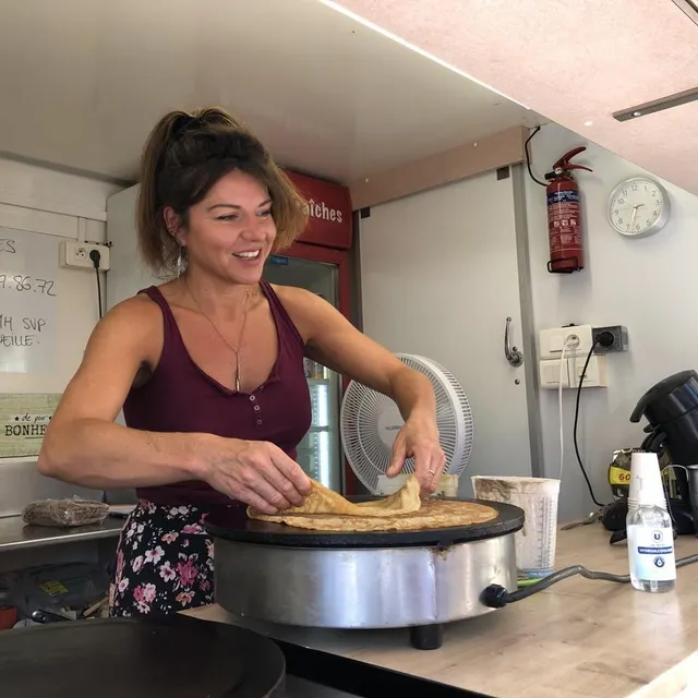 photo anaïs duval adore le contact humain sur le marché d’alençon.  ©  ouest-france