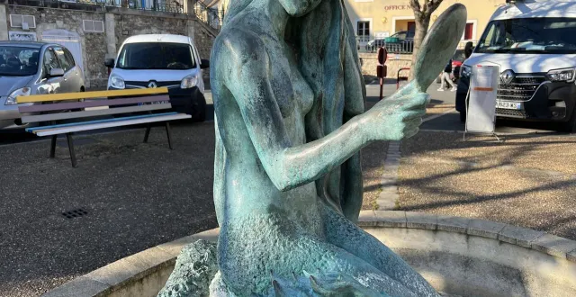 photo  la municipalité de bonnétable a installé mélusine sur sa place du marchéen 2001.  &copy;  yanne boloh 