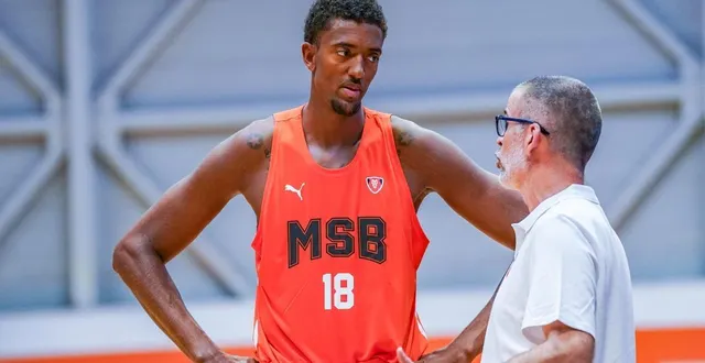 photo  ici en discussion avec guillaume vizade lors du premier match de préparation du mans sb remporté face à blois (97-89), jonathan jeanne fait son retour dans la sarthe pour trois saisons, dix ans après.  &copy;  arnaud despelchain, ouest-france 