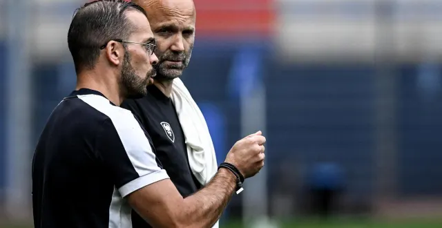 photo  reda hammache, directeur du recrutement du sm caen, ici en discussion avec l’entraîneur caennais maxime d’ornano lors de la première journée de national.  &copy;  martin roche / ouest-france 