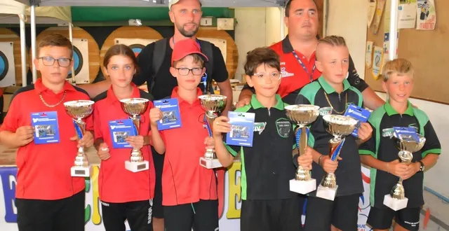 photo  finale minimes, de gauche à droite : noa bouchet, nora varenne et enzo pertuisot ont été battus par emilson iseux, malwen coutand et wayatt poussier (orne).  &copy;  école pétanque vallée du loir 