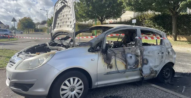 photo  une rubalise a été posée en attendant que la voiture, qui empiète sur la voie publique, soit retirée.  &copy;  ouest-france 
