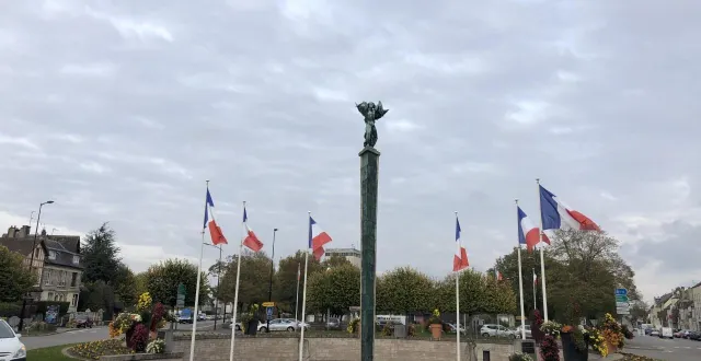 photo  le rond-point de la pyramide a été choisi pour accueillir l’assemblée générale d’organisation de la mobilisation du 10 septembre 2025 à alençon.  &copy;  archives ouest-france 