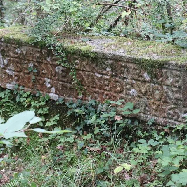photo la première pierre de l’ancien pavillon de chasse, posée en 1620, sur lequel est construite la tour.  ©  ouest-france