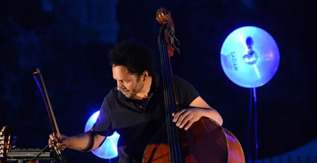 photo  le contrebassiste kham meslien donnera un concert solo en deuxième partie de présentation de la saison, jeudi 4 septembre, au théâtre de l’hôtel-de-ville.  &copy;  adèle rethore 