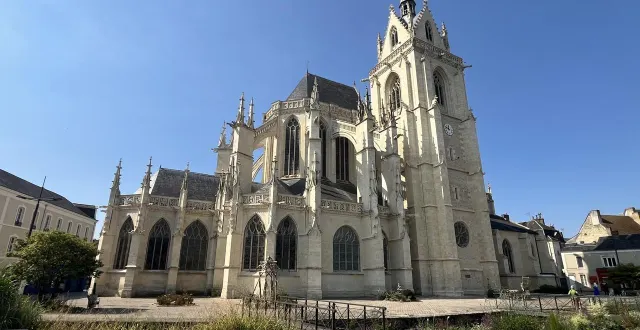 photo  notre-dame-des-marais, joyau de la ferté-bernard, érigée entre le xve et le xvie siècle.  &copy;  ouest-france 