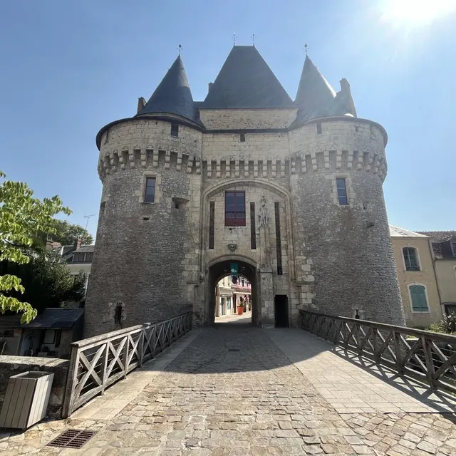 photo porte saint-julien est un vestige de la fortification construite après la guerre de cent ans et adaptée à la nouvelle artillerie du xve siècle.  ©  ouest-france