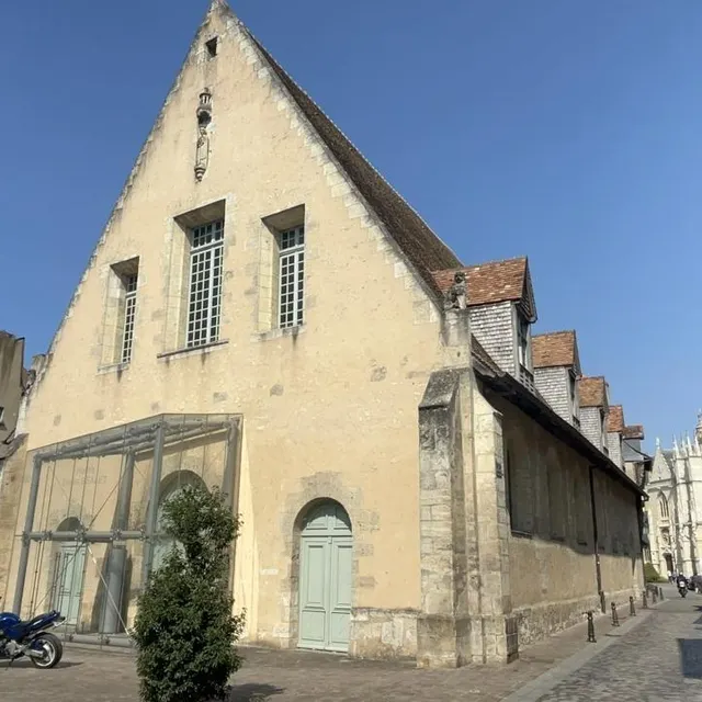 photo les halles aux toiles et aux grains, devenues salle des fêtes puis espace d’exposition, ont fait la prospérité des habitants de la ville.  ©  ouest-france