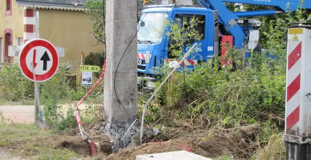 photo  une voiture a percuté un pilier en béton dimanche près de la voie verte.  &copy;  ouest-france 
