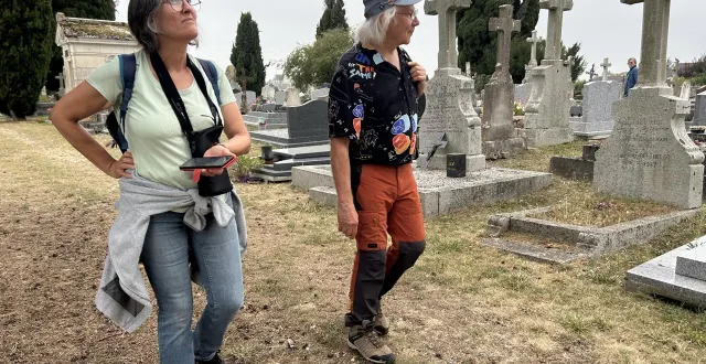 photo  beaufort, le 20 août 2025. en balade avec jean-luc allard et marie-josé jousse, deux ornithologues amateurs passionnés et passionnants, au cimetière de beaufort-en-vallée.  &copy;  co - agathe le nueff 