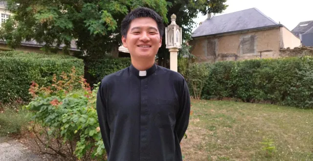 photo  le père pierre kim, coréen, est arrivé cette semaine au presbytère de la flèche (sarthe) et découvre avec enthousiasme les nombreuses missions qui l’attendent.  &copy;  ouest-france 