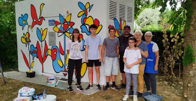 photo  jeunes et aînés entourent l’artiste david (alias paf le piaf) et leur œuvre commune en cours. le transformateur  se trouve avenue du champs-fleury, dans le quartier de la grange-aux-belles, où il sera inauguré.  &copy;  co 