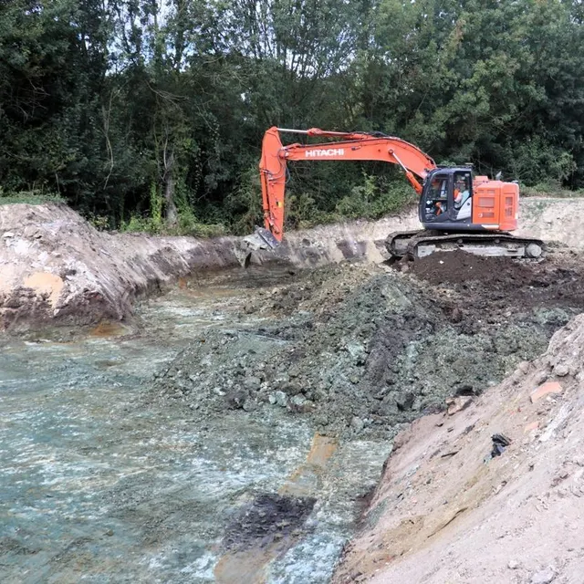 photo les engins de chantier sont en action afin de décaisser la terre.  ©  co - matthieu gruaz-toussaint