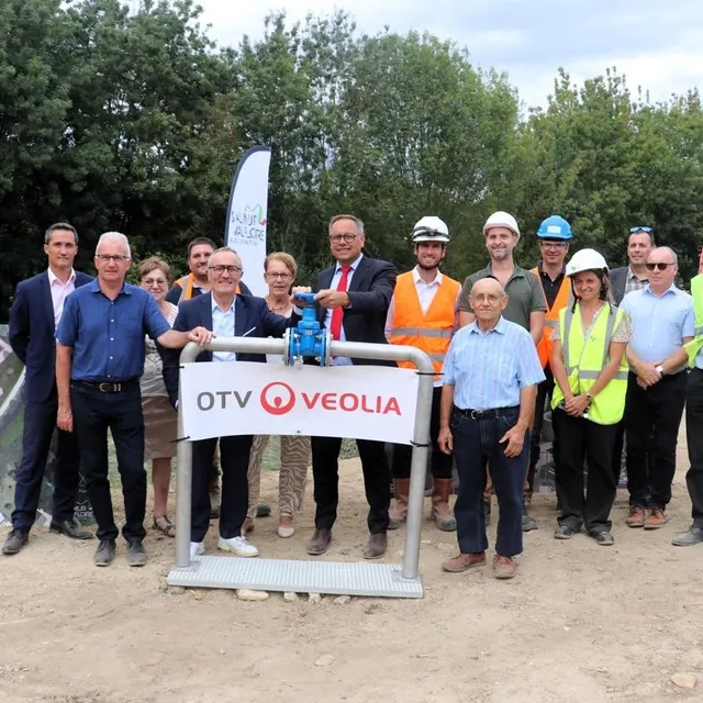 photo élus et entreprises étaient présents ce jeudi après-midi sur le site en chantier pour la « pose de la première vanne ».  ©  co - matthieu gruaz-toussaint