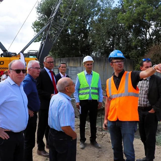 photo chasuble jaune sur les épaules, frédéric bardou est à l’écoute des explications techniques sur ce dossier.  ©  co - matthieu gruaz-toussaint