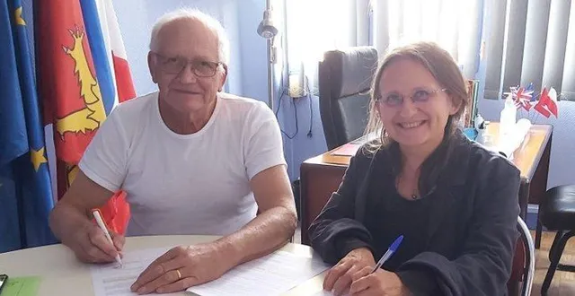 photo  agnès caballo, présidente du clap de trun, et le maire jacques prigent ont signé la convention de partenariat avec génériques.  &copy;  ouest-france. 