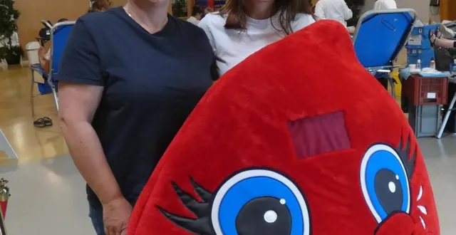 photo  yannick deschamps avec sa fille et la mascotte du don de sang.  &copy;  ouest-france 