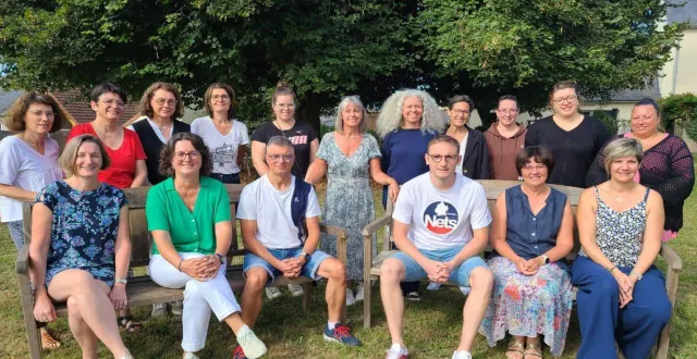 photo  l’équipe au complet autour d’isabelle goubin la directrice, prête pour cette nouvelle année scolaire.  &copy;  ouest-france 
