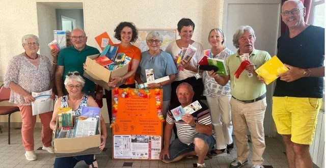 photo  les membres de l’association les trois a de montabard, avec nadine besnier (3e à g. debout), et les fournitures scolaires à destination du népal.  &copy;  ouest-france 