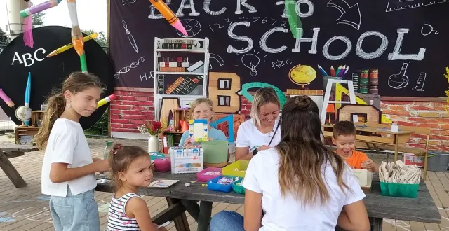 photo  les enfants ont pu personnaliser une trousse ou un cadre photo.  &copy;  ouest-france 