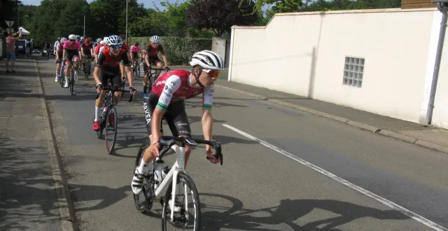 photo  la course cycliste de la rue de la prairie.  &copy;  ouest-france 