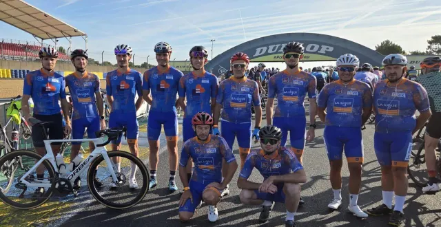 photo  les onze  coureurs qui représentaient les petits luca pour la ligue contre le cancer.  &copy;  ouest-france 