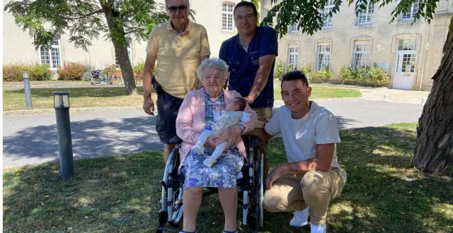 photo  autour de nina : quatre générations. l’arrière-arrière grand-mère, hélène, résidente de l’ehpad de l’hôpital, vient de fêter ses 101 ans et nina aura bientôt trois semaines. « dans la famille, les naissances sont plutôt estivales ». l’arrière-grand-père, michel, vient d’avoir 72 ans, le grand-père, stéphane aura 50 ans le 1er septembre et le papa de nina, cyrille, a 27 ans.  &copy;  ouest-france 